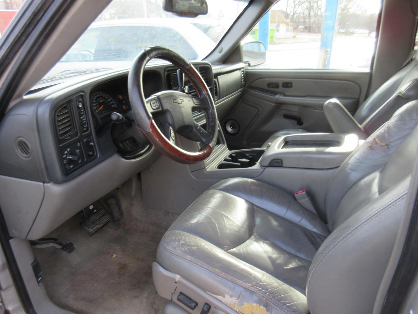 2004 Chevrolet Tahoe 4WD (1GNEK13Z04R) with an 5.3L V8 OHV 16V FFV engine, 4-Speed Automatic Overdrive transmission, located at 1020 NW Radial Hwy, Omaha, NE, 68132, (402) 991-6503, 41.269718, -95.983231 - Photo#1