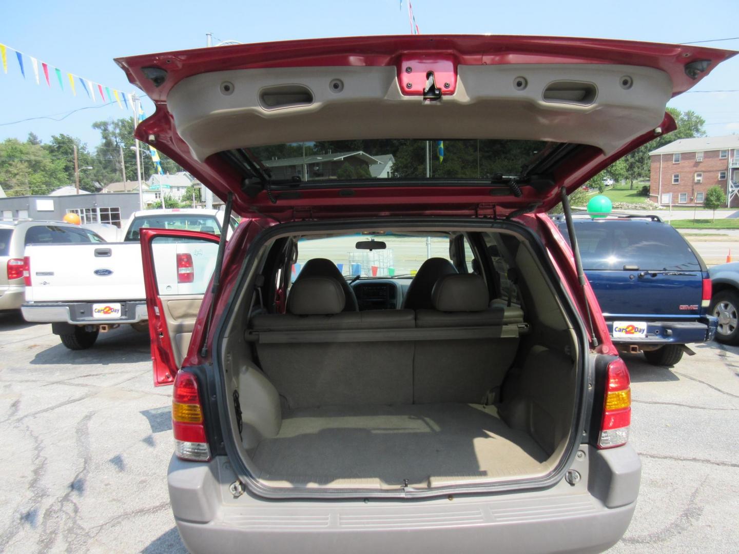 2001 Ford Escape XLT 4WD (1FMYU041X1K) with an 3.0L V6 DOHC 24V engine, located at 1020 NW Radial Hwy, Omaha, NE, 68132, (402) 991-6503, 41.269718, -95.983231 - Photo#8