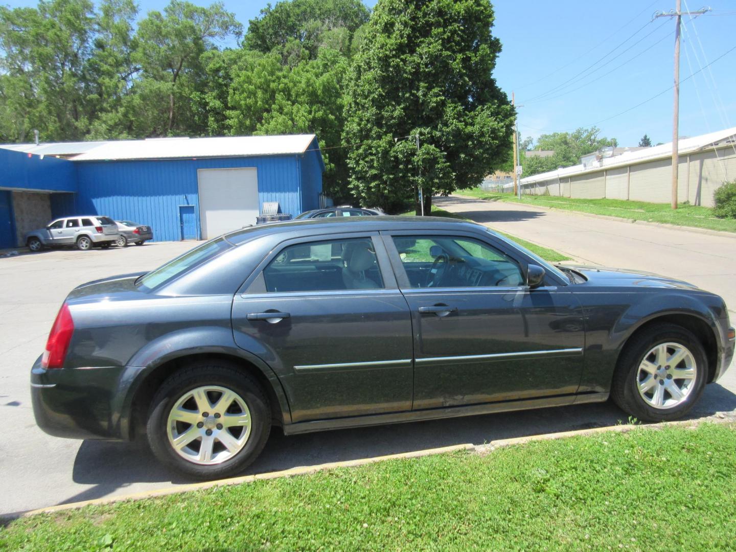 2007 Chrysler 300 Touring (2C3KA53GX7H) with an 3.5L V6 DOHC 24V engine, 4-Speed Automatic Overdrive transmission, located at 1020 NW Radial Hwy, Omaha, NE, 68132, (402) 991-6503, 41.269718, -95.983231 - Photo#3