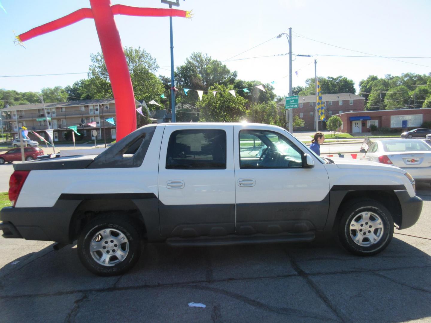 2002 Chevrolet Avalanche 1500 4WD (3GNEK13T52G) with an 5.3L V8 OHV 16V engine, 4-Speed Automatic Overdrive transmission, located at 1020 NW Radial Hwy, Omaha, NE, 68132, (402) 991-6503, 41.269718, -95.983231 - Photo#0