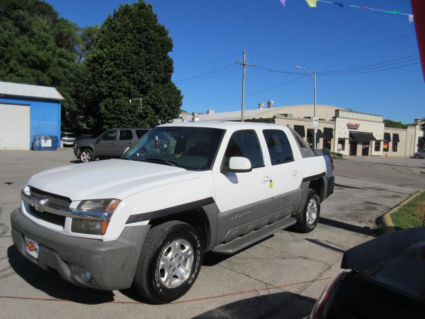 2002 Chevrolet Avalanche 1500 4WD (3GNEK13T52G) with an 5.3L V8 OHV 16V engine, 4-Speed Automatic Overdrive transmission, located at 1020 NW Radial Hwy, Omaha, NE, 68132, (402) 991-6503, 41.269718, -95.983231 - Photo#3